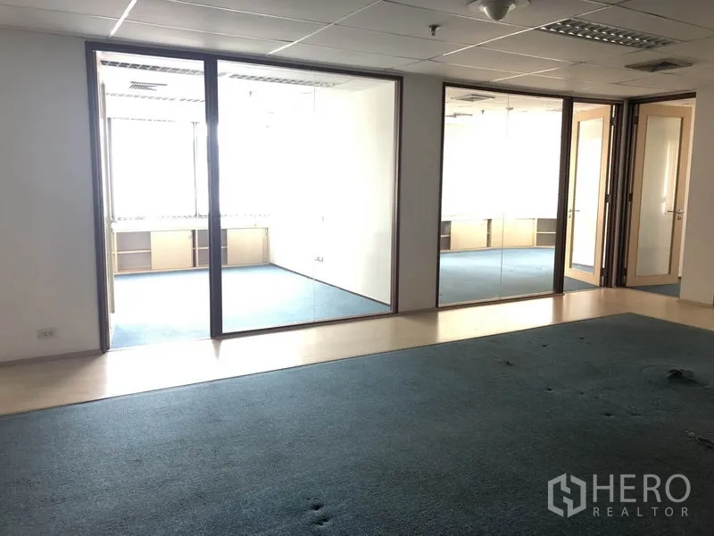 办公空间 出租在Watthana, Bangkok - 开放式办公区，前方两间玻璃隔间采光充足