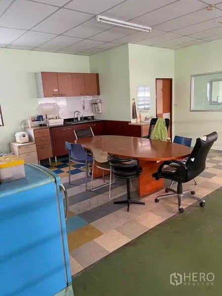 货栈 出租在Khan Na Yao, Bangkok - 员工茶水间与会议桌，紧邻作业区，便于日常运营。