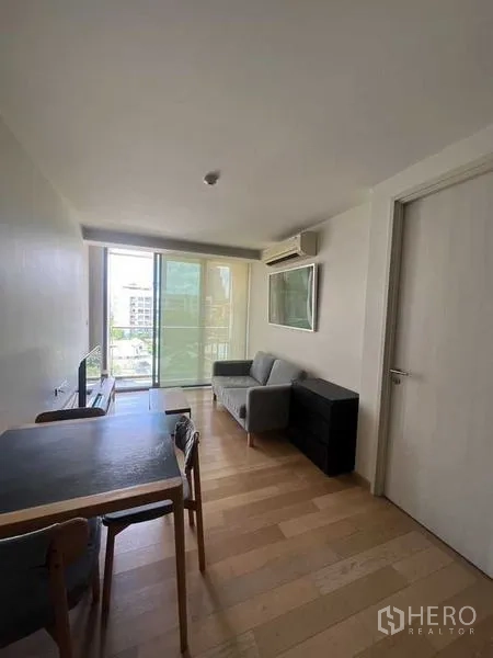 คอนโด ให้เช่าหรือขายในWatthana, Bangkok - มุมห้องนั่งเล่นที่เชื่อมต่อระเบียง รับแสงธรรมชาติเต็มที่