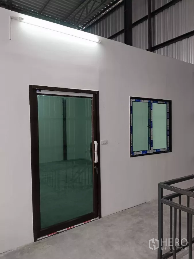 คลังสินค้า ให้เช่าในBang Phli, Samut Prakan - ชั้นลอยออฟฟิศพร้อมประตูกระจกและหน้าต่างมองลงสู่พื้นที่โกดัง