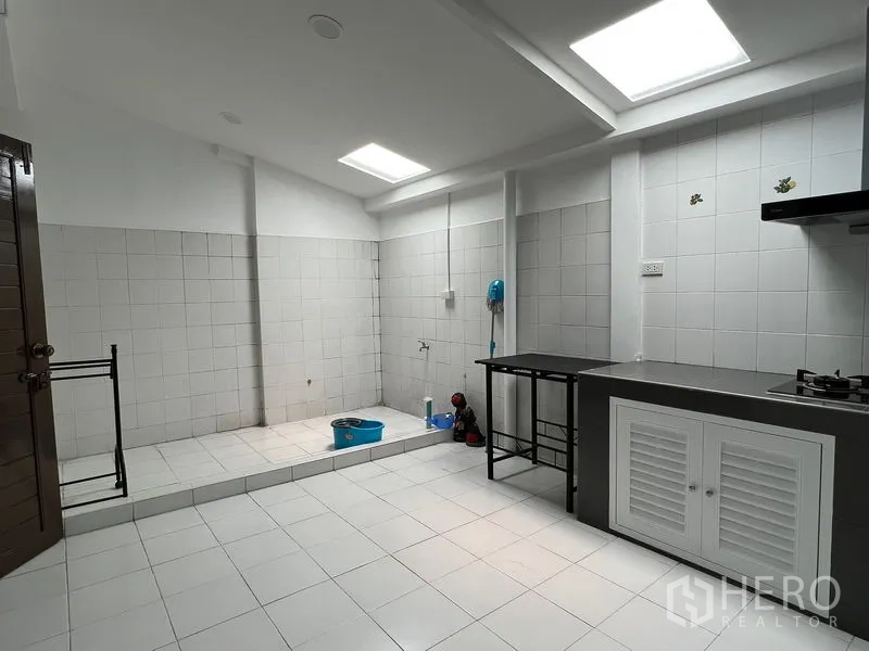 ทาวน์เฮาส์ ให้เช่าในDin Daeng, Bangkok - โซนซักล้างและครัวเปียก พื้นกระเบื้อง แท่นยกระดับ และสกายไลท์