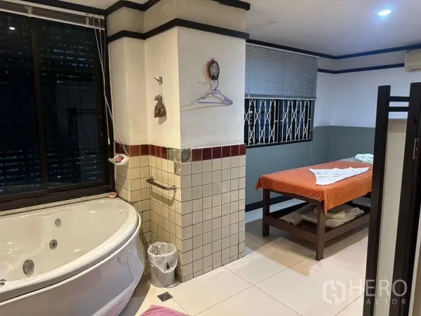 อาคารพาณิชย์ ให้เช่าในPhra Khanong, Bangkok - ห้องสปาพร้อมอ่างจากุซซี่มุม ผนังกระเบื้อง และเตียงนวดข้างหน้าต่าง