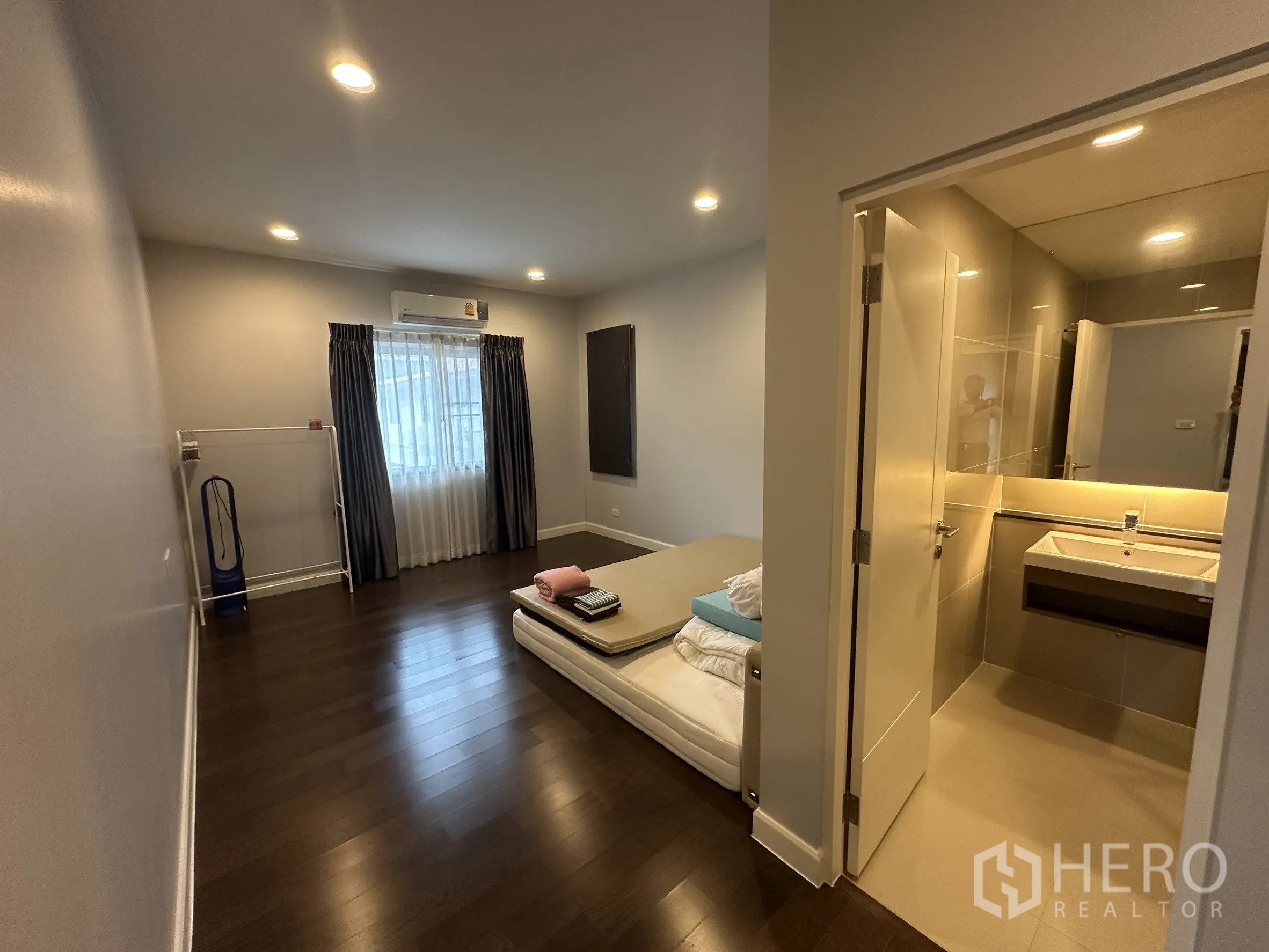 บ้าน ให้เช่าในLam Luk Ka, Pathum Thani - ห้องนอนมีหน้าต่างและประตูเข้าห้องน้ำ