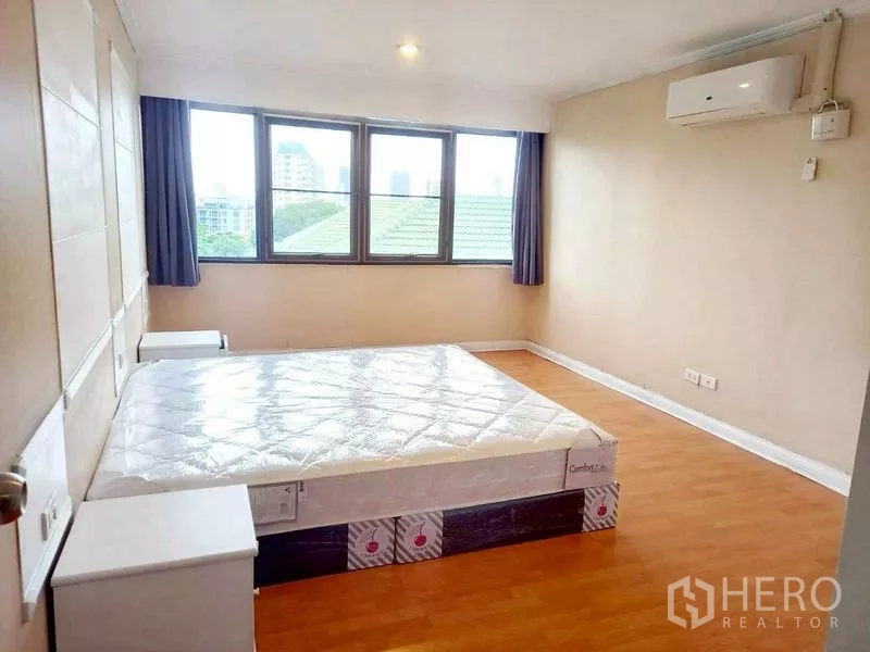 คอนโด ให้เช่าในWatthana, Bangkok - ห้องนอนพร้อมที่นอนใหม่ พื้นไม้ หน้าต่างกว้าง มองเห็นพื้นที่สีเขียวและสกายไลน์