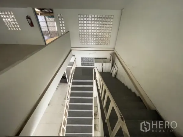 货栈 出租在Prawet, Bangkok - 通往夹层的室内楼梯，玻璃砖墙