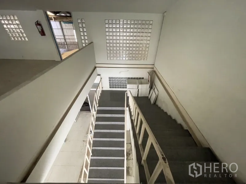 货栈 出租在Prawet, Bangkok - 通往夹层的室内楼梯，玻璃砖墙