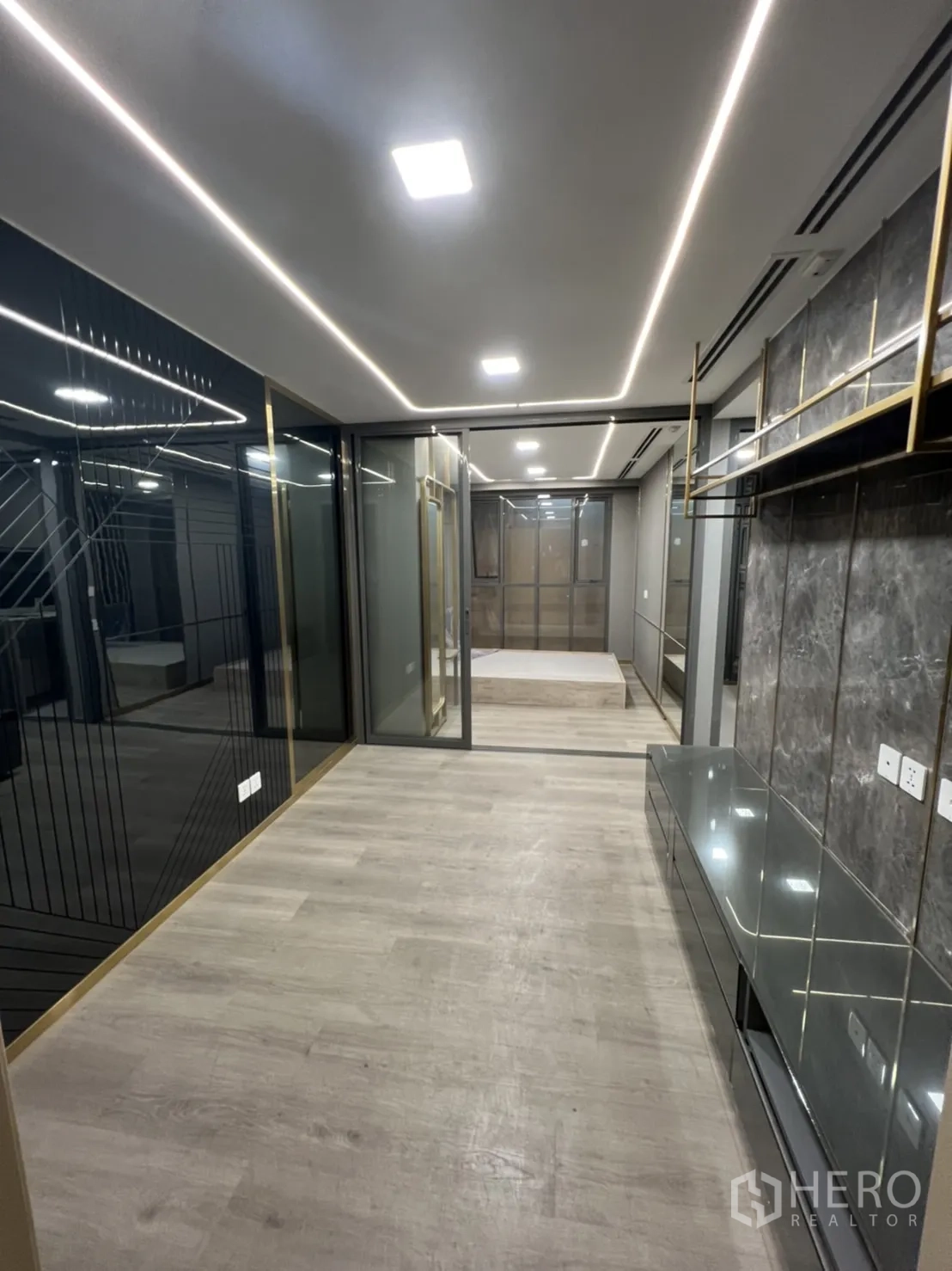 店屋 出租在Phra Khanong, Bangkok - 楼上办公区，线性LED灯、玻璃隔断与木纹地。