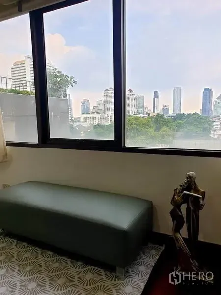 公寓 出租或出售在Watthana, Bangkok - 窗边休憩区，可眺望曼谷天际线与绿意。