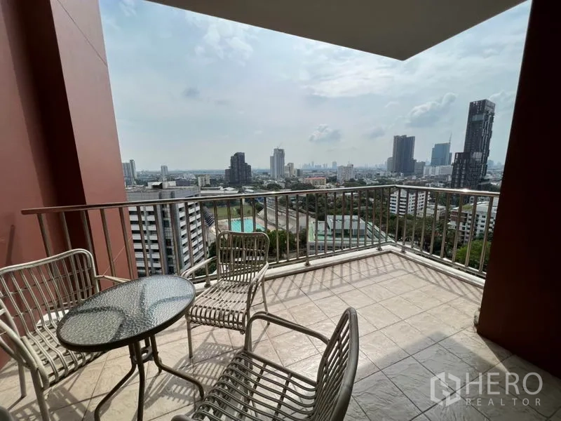 คอนโด ให้เช่าในWatthana, Bangkok - ระเบียงกว้างแบบมีหลังคา พร้อมชุดโต๊ะเก้าอี้ มองเห็นวิวเส้นขอบฟ้ากรุงเทพฯ