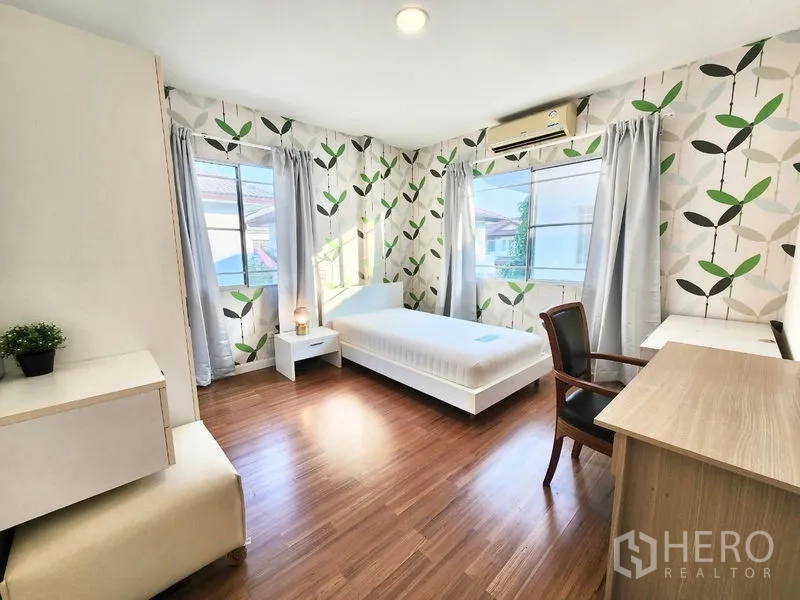 บ้าน ให้เช่าในPrawet, Bangkok - ห้องนอนรองสว่างสดใส ผนังลายใบไม้ พร้อมโต๊ะทำงานและเตียงเดี่ยว