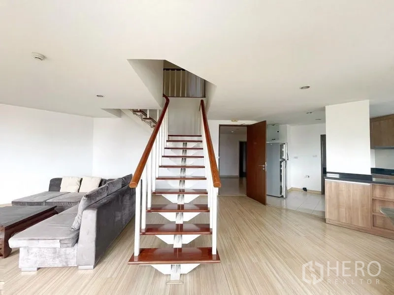 คอนโด ให้เช่าในKhlong Toei, Bangkok - มุมมองบันไดลอยกลางห้องจากโซนนั่งเล่นของดูเพล็กซ์