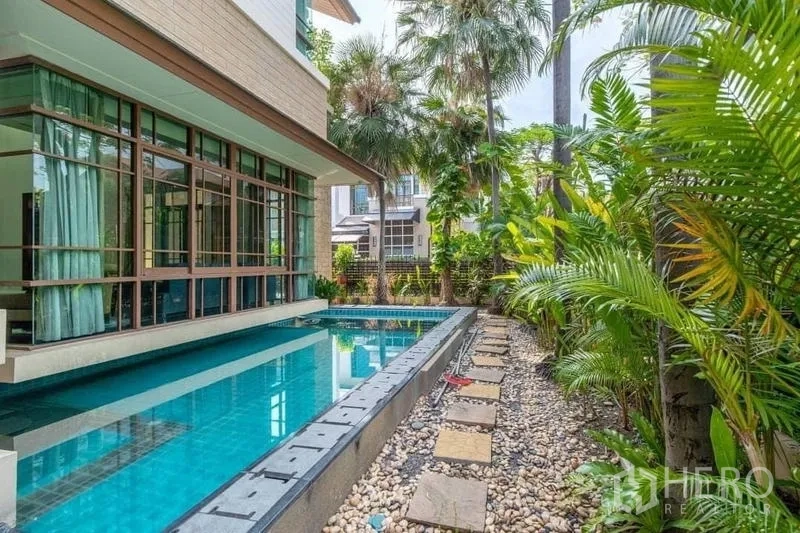 บ้าน ให้เช่าหรือขายในWatthana, Bangkok - สระว่ายน้ำพร้อมสวนทรอปิคัล ทางเดินหินกรวดและต้นปาล์ม