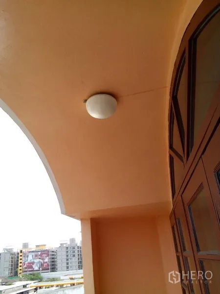 อาคารพาณิชย์ ให้เช่าในPhra Khanong, Bangkok - เพดานโค้งระเบียงพร้อมโคมไฟและประตูไม้บานคู่