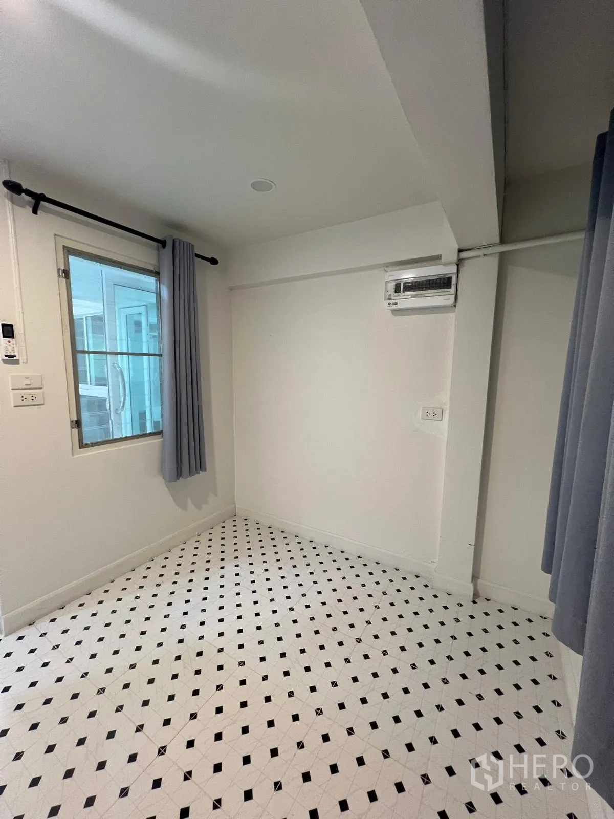 Detached House for rent in Saphan Sung, Bangkok - Compact utility or storage room with patterned floor tiles, windows and wall AC.