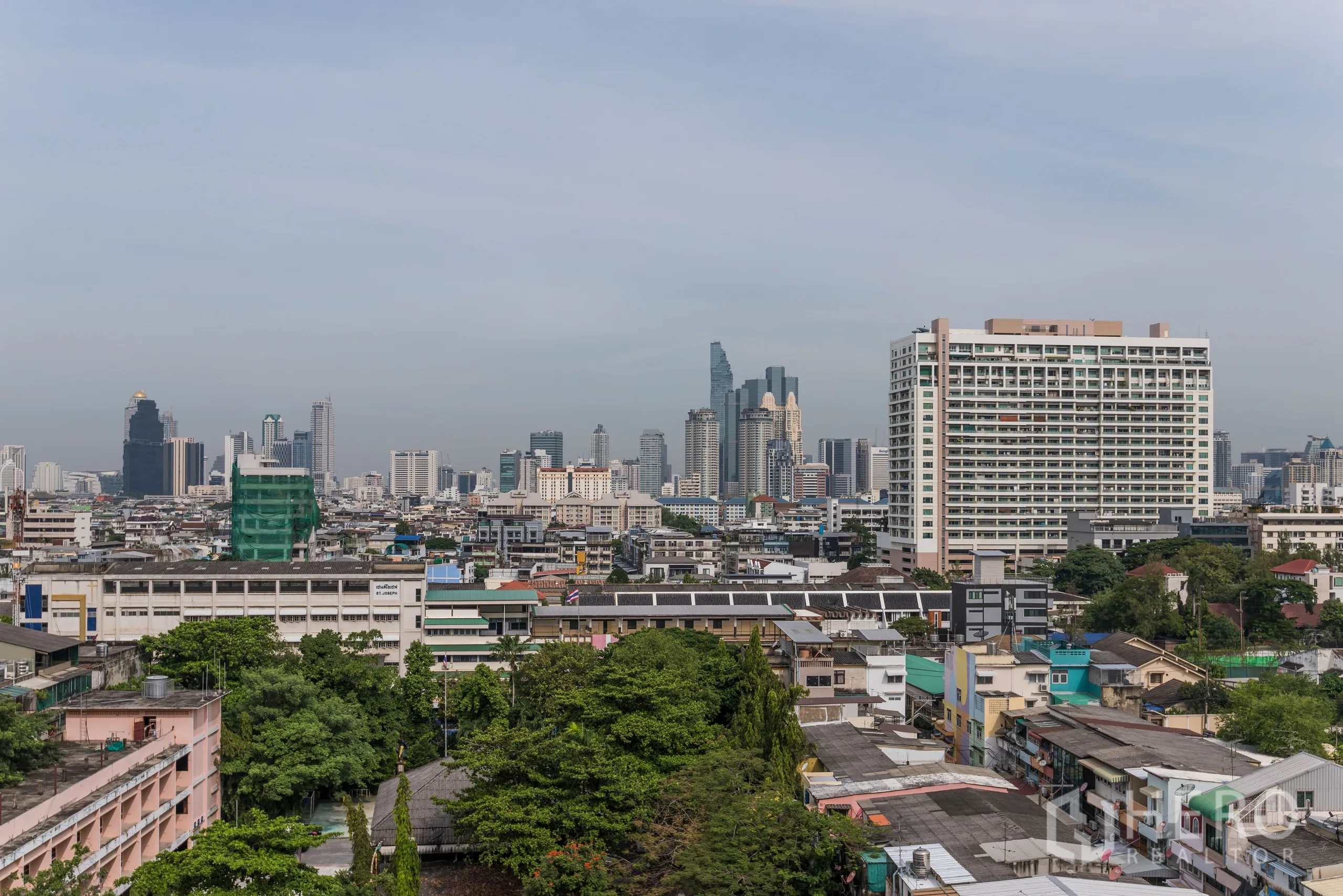 Condominium for rent in Yan Nawa, Bangkok - High-floor panorama of the Bangkok skyline with landmark towers in the distance.