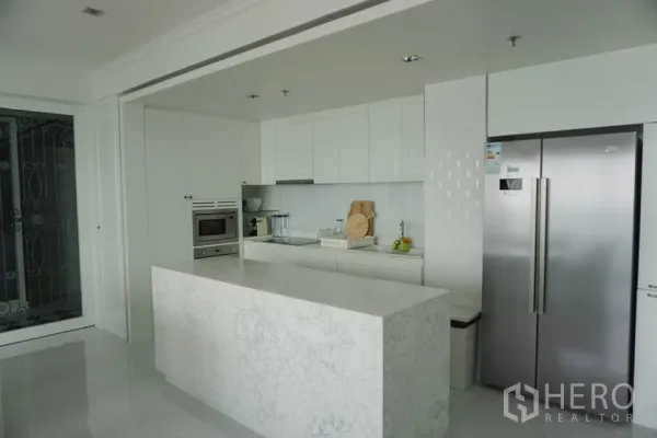 คอนโด ให้เช่าในBang Kho Laem, Bangkok - ครัวสไตล์โมเดิร์นโทนขาว เกาะหินอ่อน เตาอบบิลท์อิน และตู้เย็นสองประตู