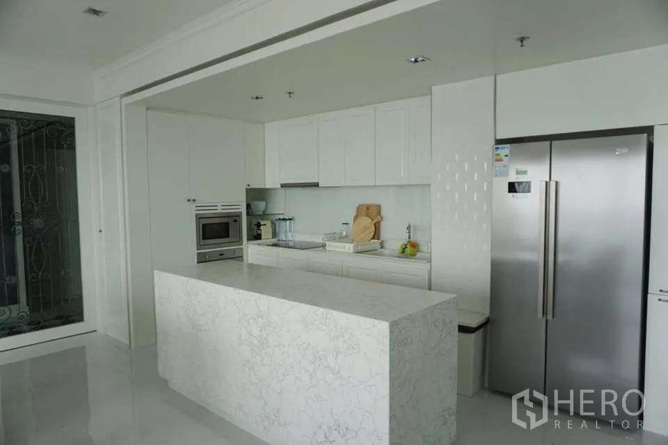 คอนโด ให้เช่าในBang Kho Laem, Bangkok - ครัวสไตล์โมเดิร์นโทนขาว เกาะหินอ่อน เตาอบบิลท์อิน และตู้เย็นสองประตู
