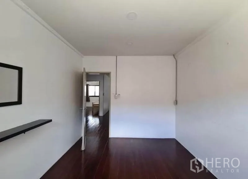 ทาวน์เฮาส์ ให้เช่าในChatuchak, Bangkok - โถงชั้นบนพื้นไม้เงา พร้อมประตูสู่ห้องนอนและห้องน้ำ