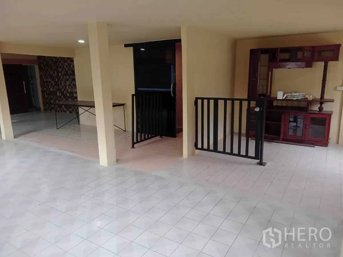 独立式住宅 出租在Phaya Thai, Bangkok - 带黑色栏杆与内置柜的开放大厅，适合作餐厅或接待区。