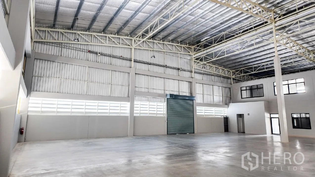 โกดัง for rent in Mueang Chon Buri, Chon Buri - ภายในโกดังมีประตูม้วนข้างบล็อกออฟฟิศ