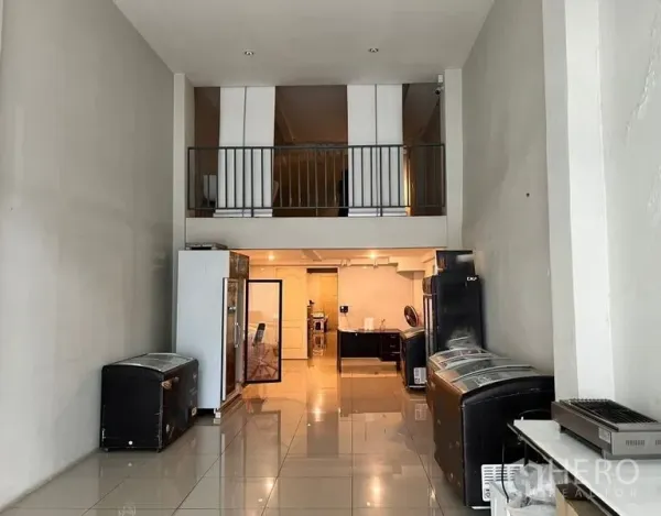 อาคารพาณิชย์ ให้เช่าในWatthana, Bangkok - โถงชั้นล่างแบบเปิดโล่ง พร้อมชั้นลอยและไฟดาวน์ไลท์