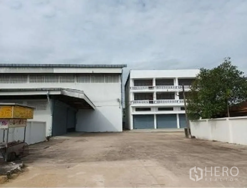 货栈 出租在Khlong Sam Wa, Bangkok - 园区正面视角，宽车道、围墙安防，仓库与多层办公楼一体。