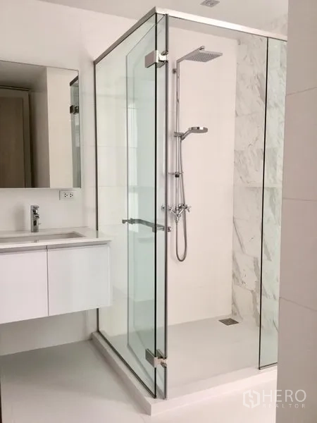 คอนโด ให้เช่าหรือขายในWatthana, Bangkok - ห้องน้ำโทนขาวพร้อมตู้กระจกอาบน้ำและอ่างล้างหน้าแบบลอย