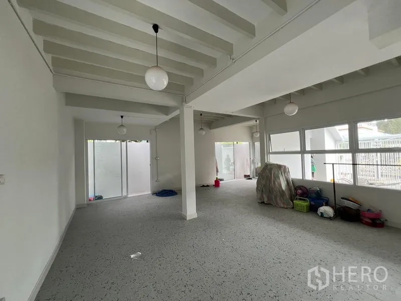 สำนักงานที่บ้าน ให้เช่าในHuai Khwang, Bangkok - พื้นที่ชั้นล่างโปร่งโล่ง พื้นทราโซ หลอดไฟทรงกลม คานเปลือย และช่องแสงขนาดใหญ่