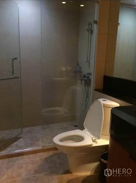 คอนโด ขายในPathum Wan, Bangkok - ห้องน้ำพร้อมฝักบัวแบบวอล์กอินกั้นกระจกและโถสุขภัณฑ์สมัยใหม่