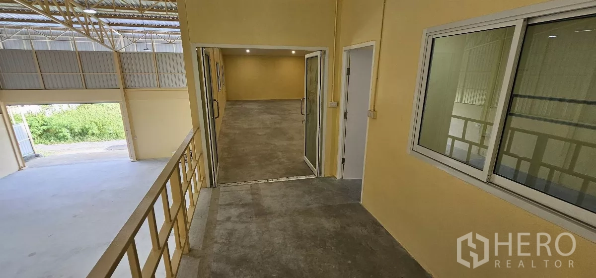 คลังสินค้า ให้เช่าในLat Krabang, Bangkok - ทางเดินสู่ชั้นลอยออฟฟิศ พร้อมราวกันตก มองเห็นพื้นโกดัง