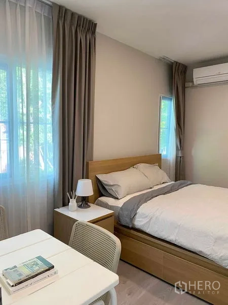 บ้าน ให้เช่าหรือขายในPrawet, Bangkok - ห้องนอนรองพร้อมเตียง โต๊ะทำงาน หน้าต่างติดผ้าม่าน และเครื่องปรับอากาศ