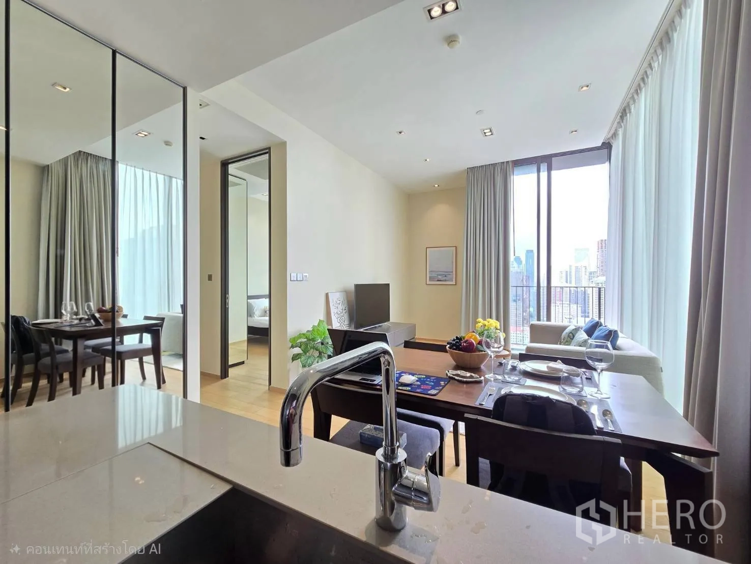 คอนโด for rent in Pathum Wan, Bangkok - มุมมองจากเคาน์เตอร์ครัวสู่พื้นที่นั่งเล่นและรับประทานอาหารกระจกสูง