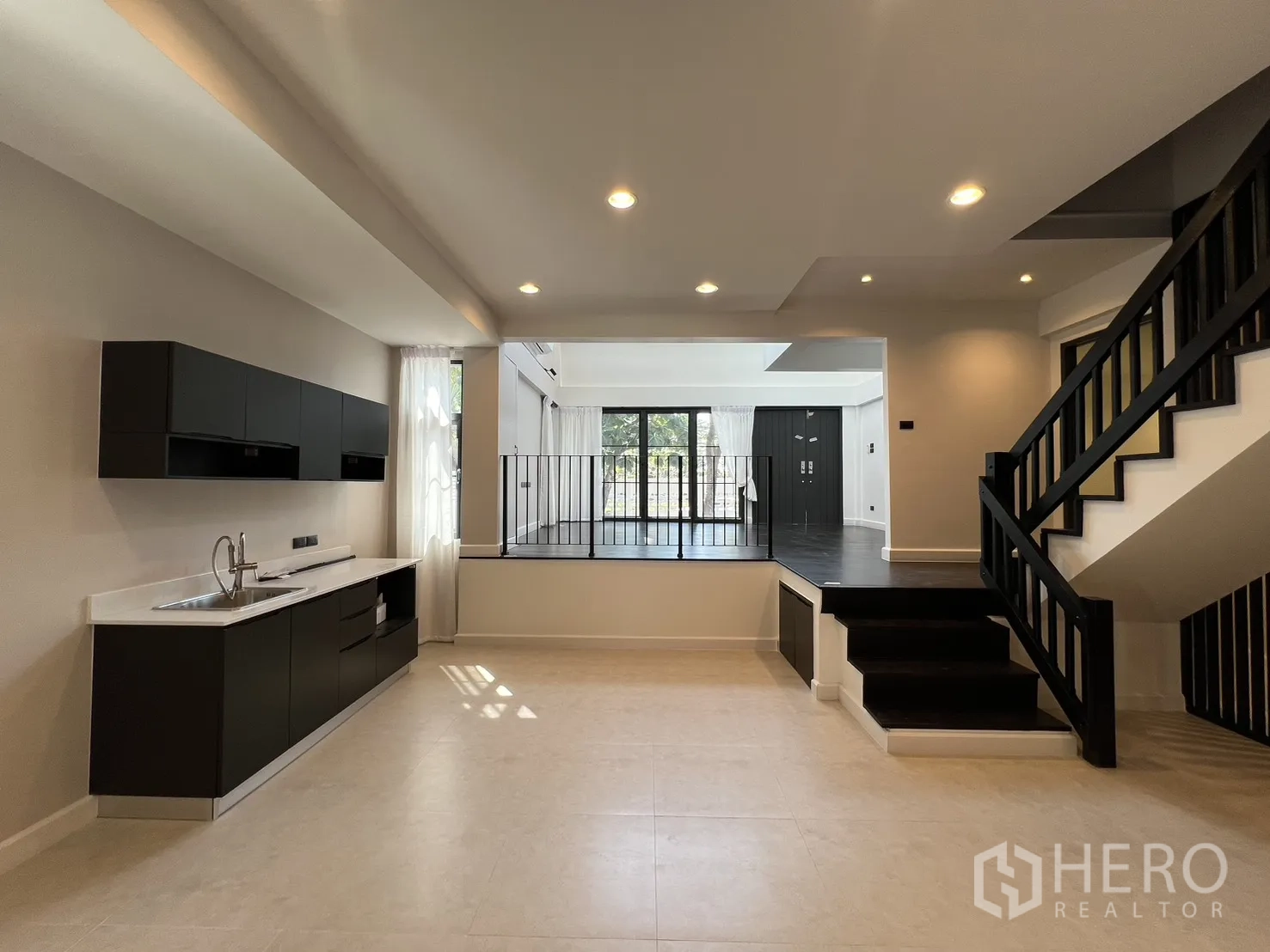 บ้าน ให้เช่าในSaphan Sung, Bangkok - โซนแฟมิลี่พร้อมแพนทรี มีขั้นบันไดขึ้นสู่ห้องนั่งเล่นยกระดับและประตูกระจกบานเลื่อน