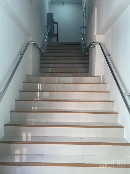 สำนักงาน ให้เช่าในBang Na, Bangkok - บันไดภายในอาคารเชิงพาณิชย์ ลูกกรงสแตนเลส ขั้นบันไดกระเบื้อง