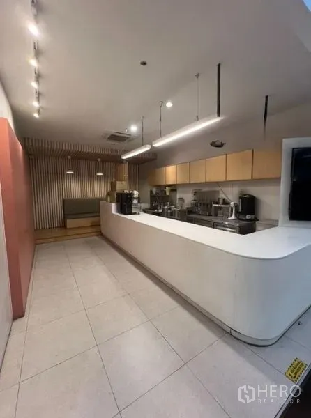 零售空间 出租在Watthana, Bangkok - 服务吧台与后场，吊灯、储物柜及设备齐备。