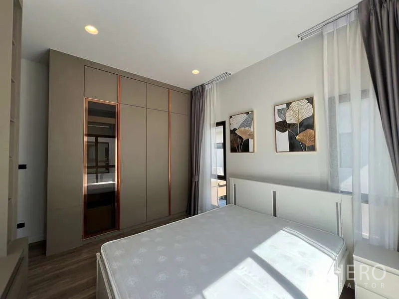 Detached House for rent in Bang Kapi, Bangkok - Guest bedroom with large built-in wardrobe accented with copper trims.