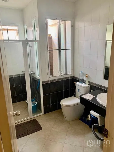 独立式住宅 出租在Prawet, Bangkok - 浴室配玻璃淋浴间与黑白拼色瓷砖。