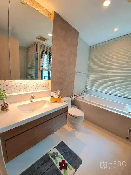 คอนโด ให้เช่าหรือขายในKhlong Toei, Bangkok - ห้องน้ำสว่าง มีอ่างอาบน้ำ กระจกบานใหญ่ เคาน์เตอร์อ่างล้างหน้า และมู่ลี่หน้าต่าง