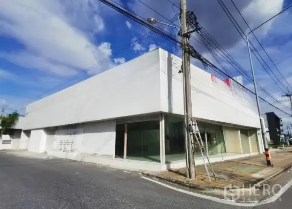 零售空间 出租在Bueng Kum, Bangkok - 转角大型白色零售建筑，整面玻璃橱窗临主干道