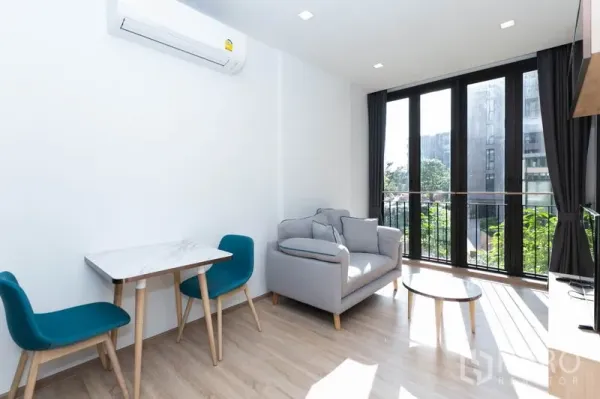 คอนโด ให้เช่าในWatthana, Bangkok - มุมทานอาหารโต๊ะหินอ่อนพร้อมเก้าอี้สีฟ้าสองตัวข้างหน้าต่างรับแสง