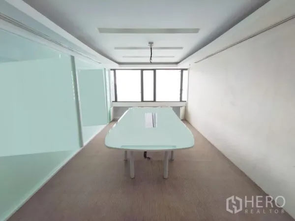 สำนักงาน ให้เช่าในRatchathewi, Bangkok - ห้องประชุมสว่าง ผนังกระจกพร้อมโต๊ะยาว มองออกสู่หน้าต่างบานใหญ่ในย่านอโศก