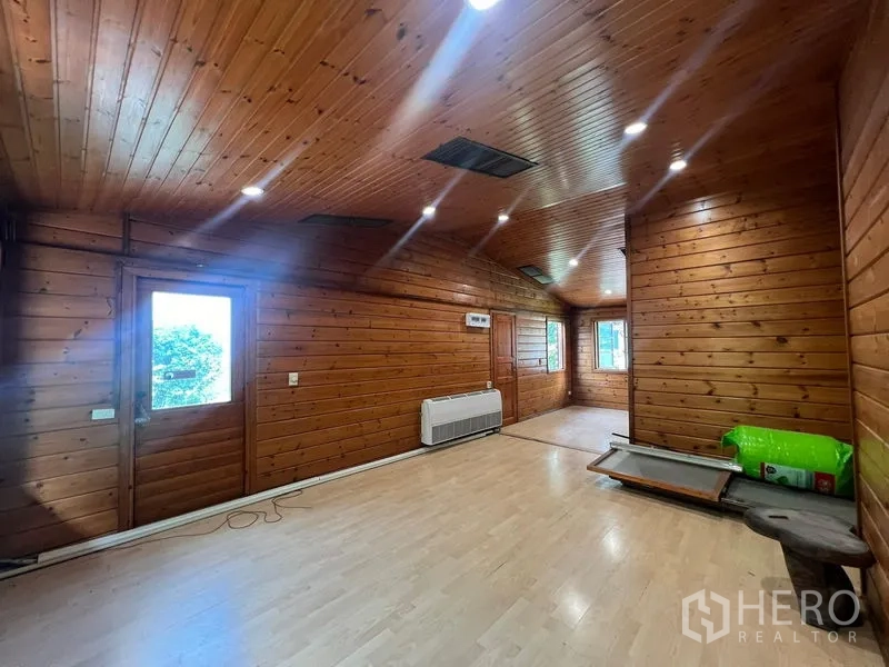 สำนักงานที่บ้าน ให้เช่าในSuan Luang, Bangkok - โถงทำงานโล่งกรุไม้ทั้งหลัง ไฟฝังฝ้าและประตูด้านข้างออกสู่สวน