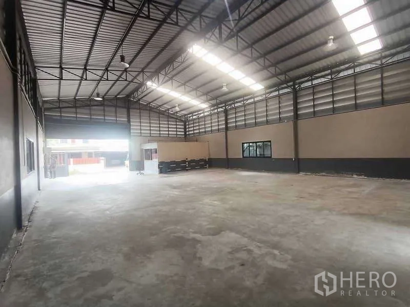 货栈 出售在Khlong Luang, Pathum Thani - 仓库侧边有顶走道，通往室外卫生间
