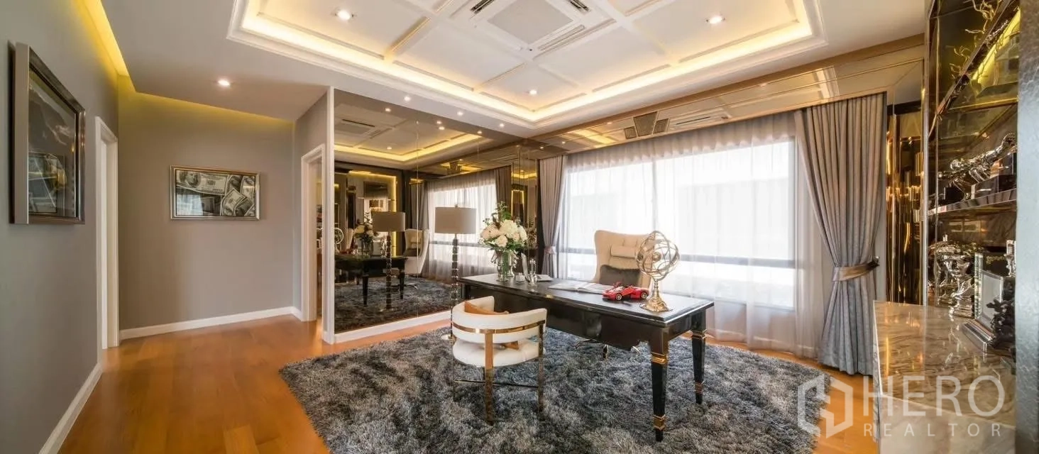 บ้าน ให้เช่าในPrawet, Bangkok - ห้องทำงานสไตล์หรู ผนังกระจก ชั้นโชว์ และพรมผืนใหญ่