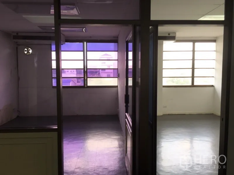 สำนักงาน for ในHuai Khwang, Bangkok - ห้องส่วนตัวสองห้องพร้อมหน้าต่างบานใหญ่ กระจกโทนม่วง