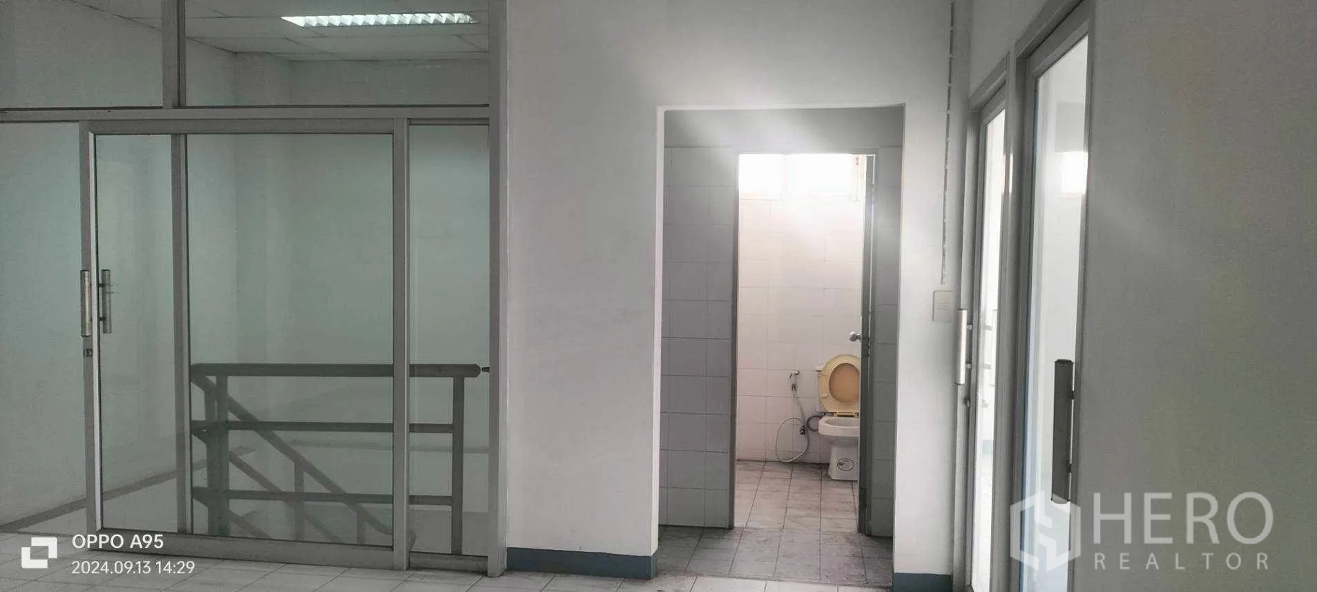 โรงงาน ให้เช่าในKhlong Luang, Pathum Thani - โถงทางเดินชั้นบน กั้นห้องกระจก พร้อมประตูห้องน้ำ