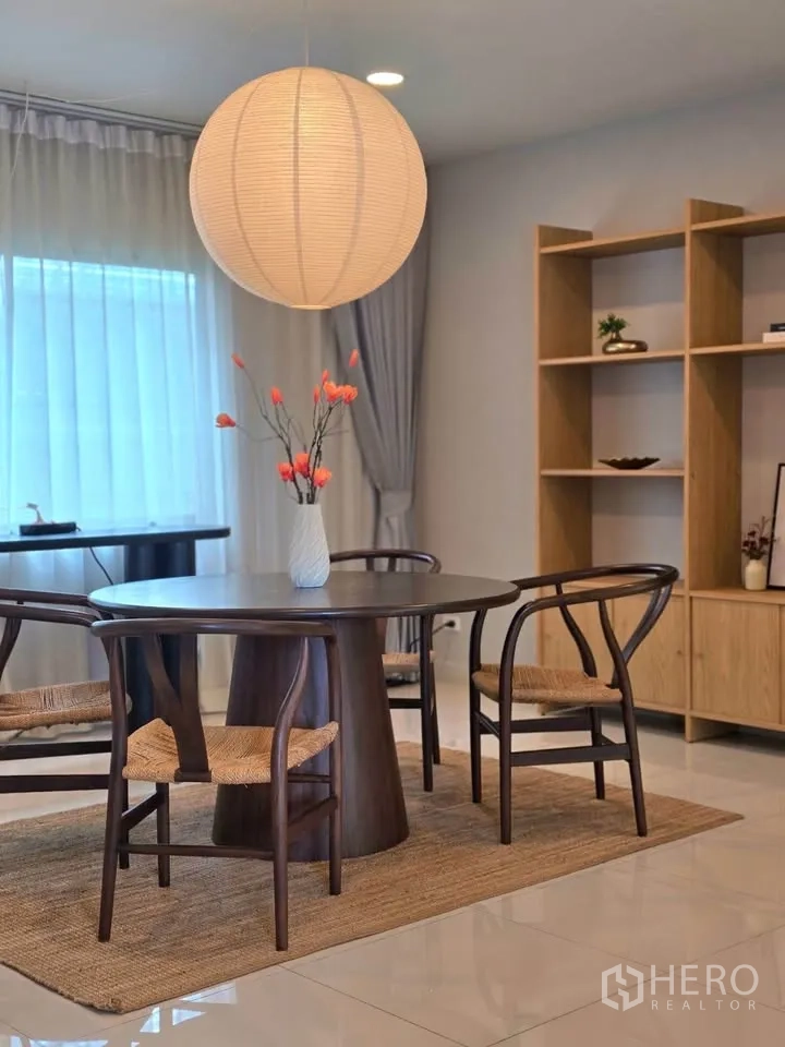 บ้านเดี่ยว for rent or sale in Bang Phli, Samut Prakan - มุมทานข้าวพร้อมโต๊ะกลม โคมแขวน และชั้นไม้บิลท์อิน