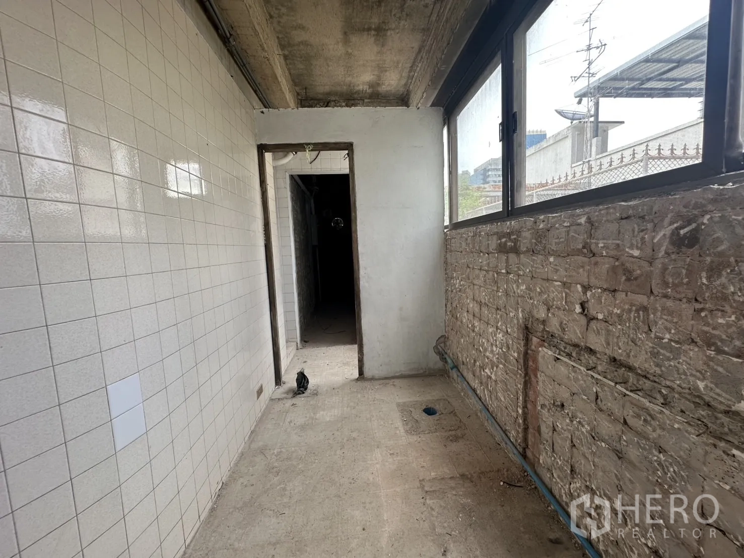 พื้นที่ขายปลีก ให้เช่าในBang Rak, Bangkok - ทางเดินยาวผนังกระเบื้องสีขาว มีจุดระบายน้ำและระบบท่อ