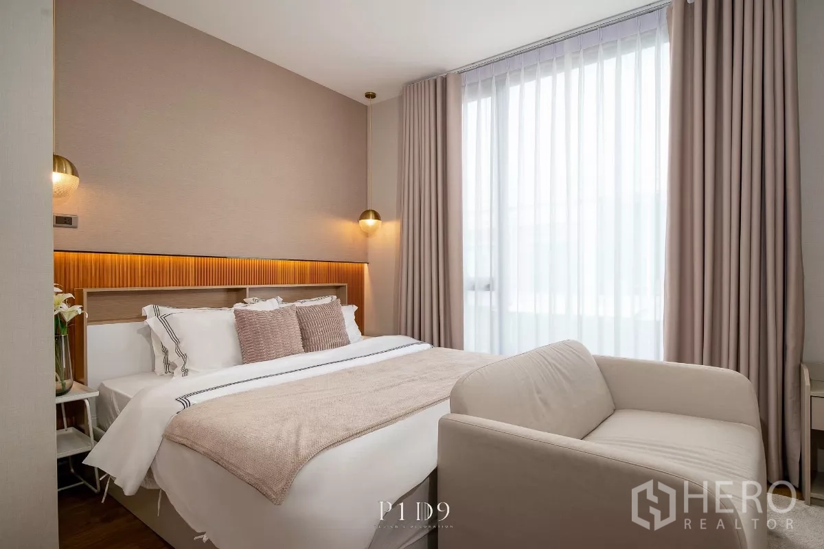 Townhouse for rent in Bang Phli, Samut Prakan - Master bedroom with king bed, sofa bench, soft curtains and warm lighting