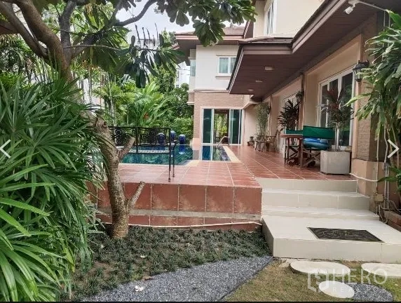 Detached House for rent in Huai Khwang, Bangkok - Garden view of a two-storey detached house with terrace and private pool